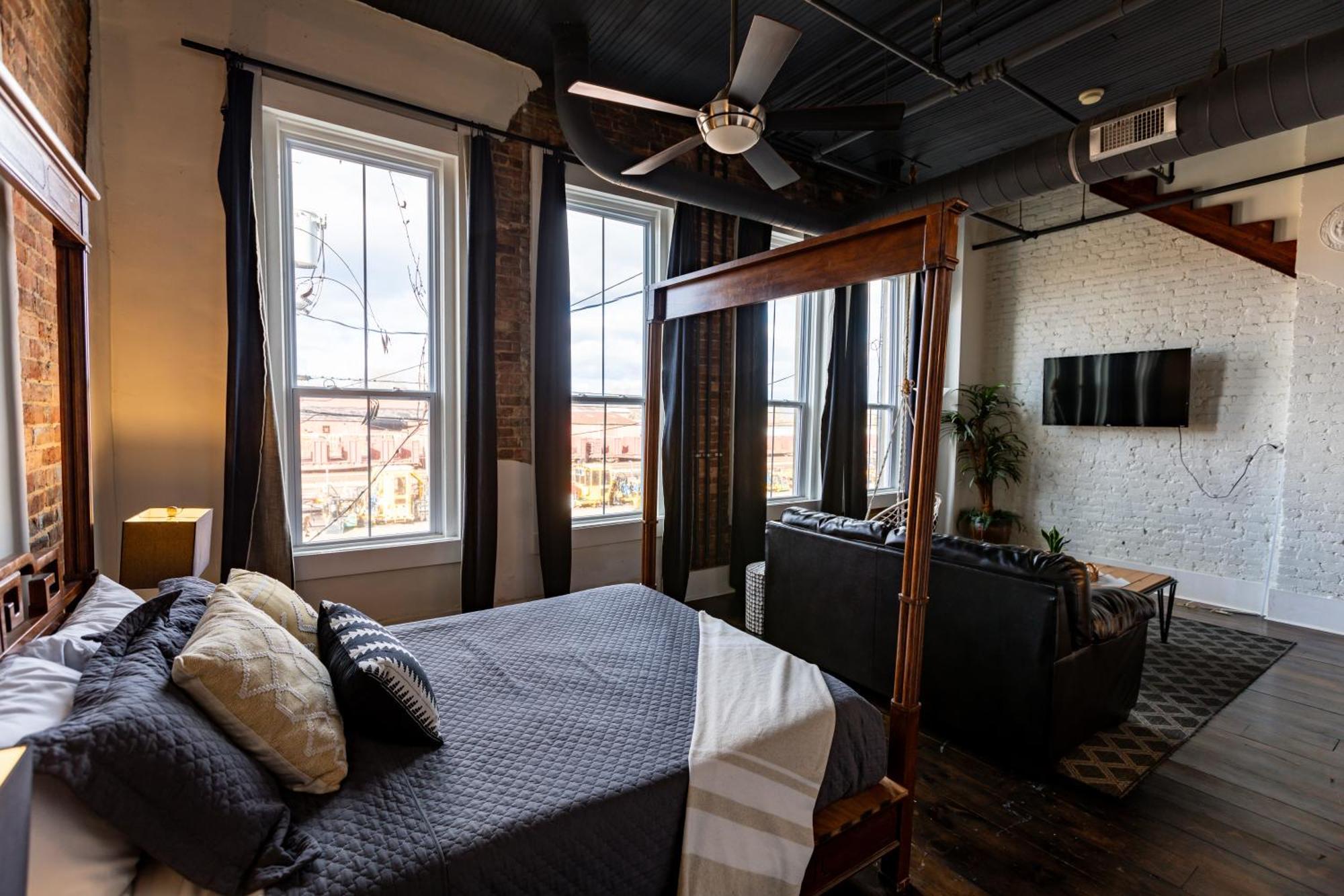 The Two Story Loft Apartment Springfield Bagian luar foto