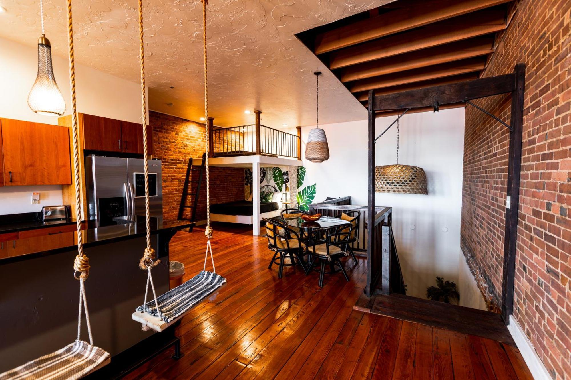 The Two Story Loft Apartment Springfield Bagian luar foto
