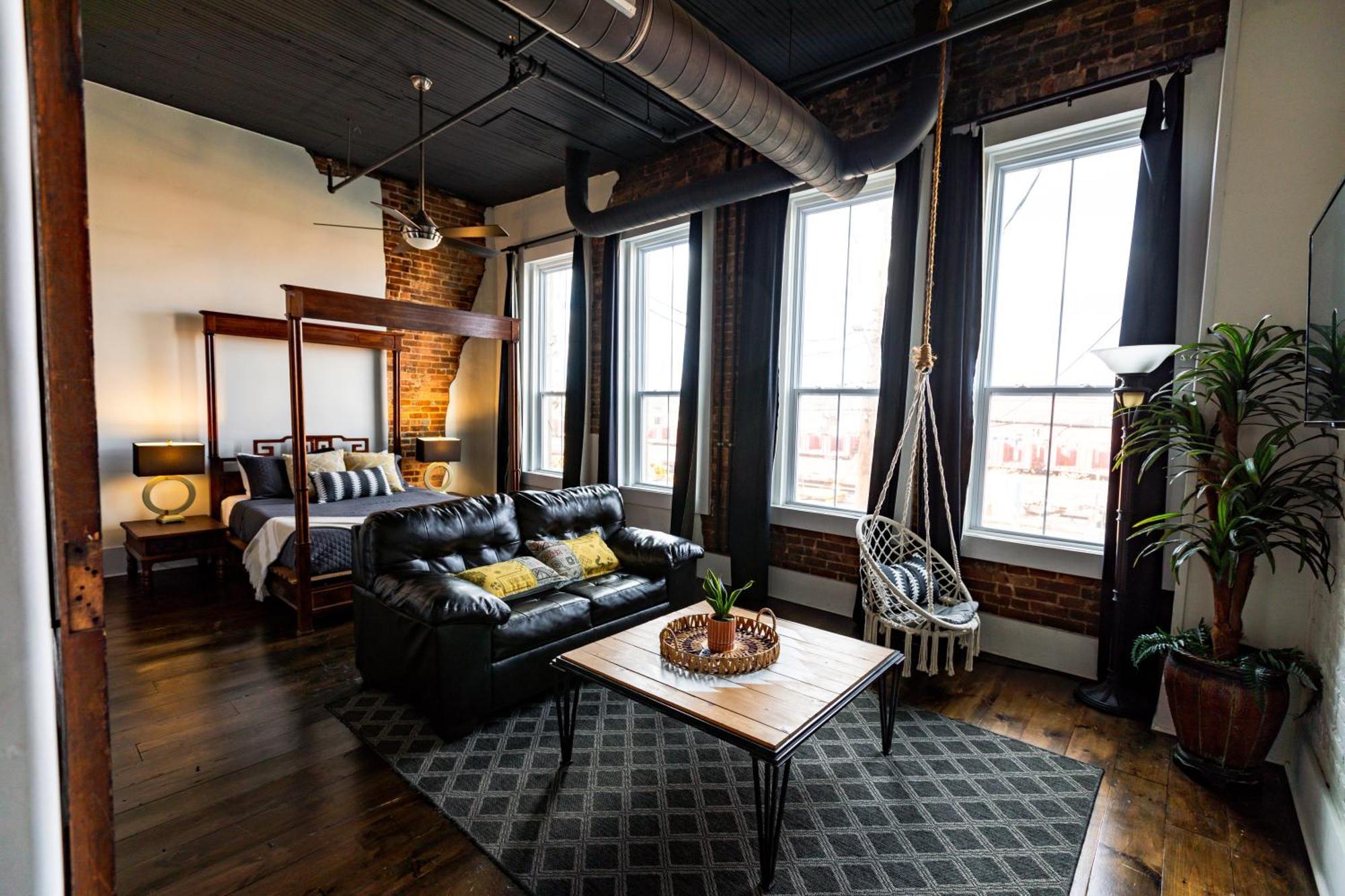The Two Story Loft Apartment Springfield Bagian luar foto