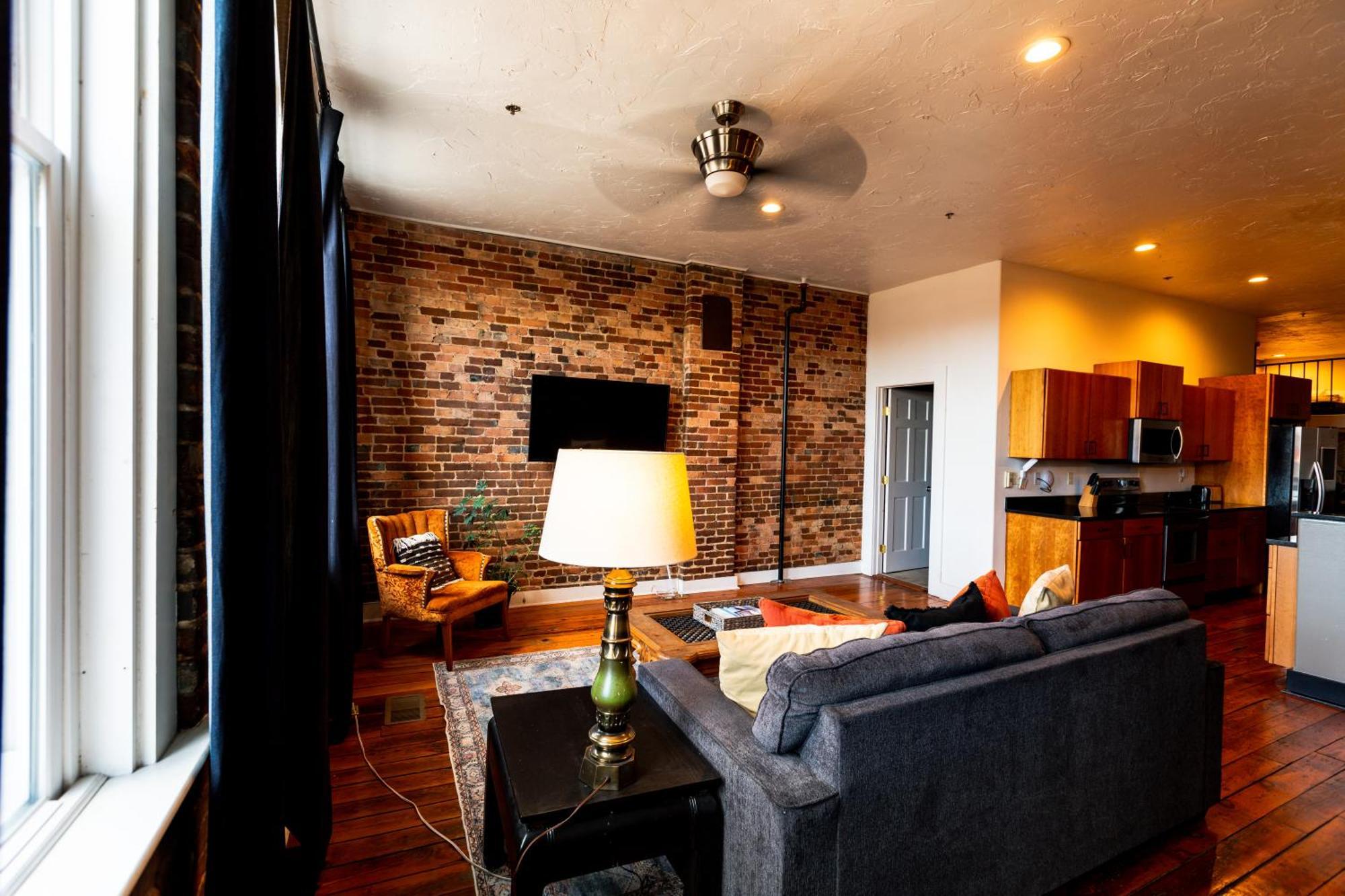 The Two Story Loft Apartment Springfield Bagian luar foto