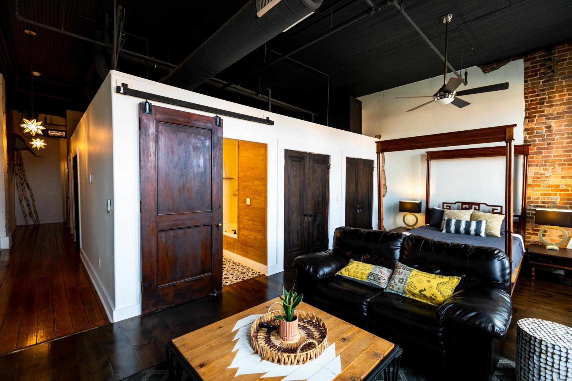 The Two Story Loft Apartment Springfield Bagian luar foto