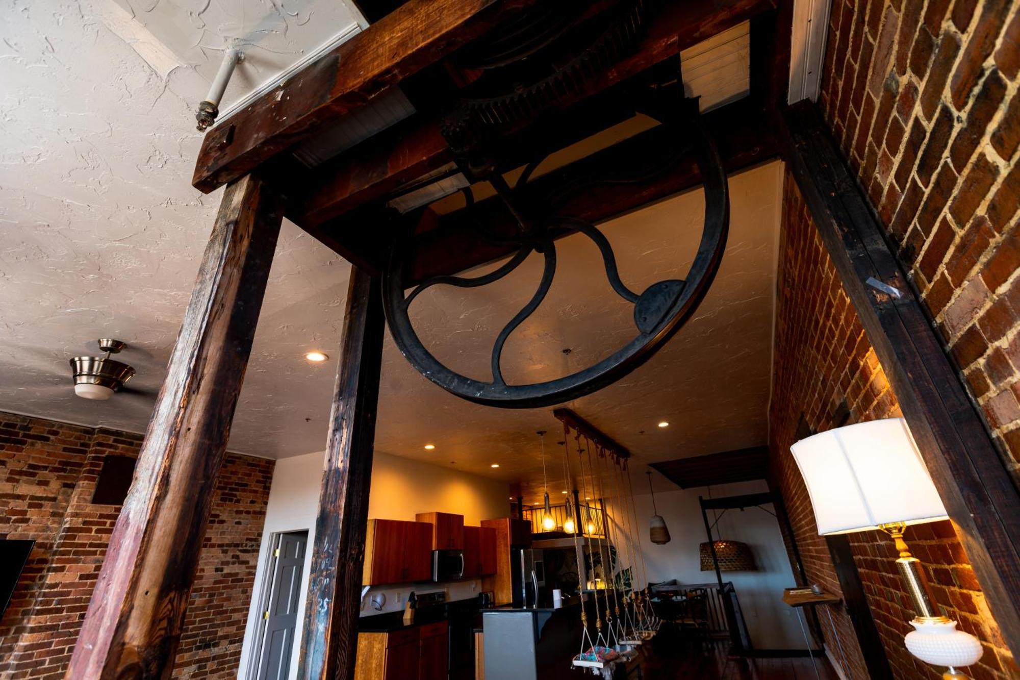The Two Story Loft Apartment Springfield Bagian luar foto