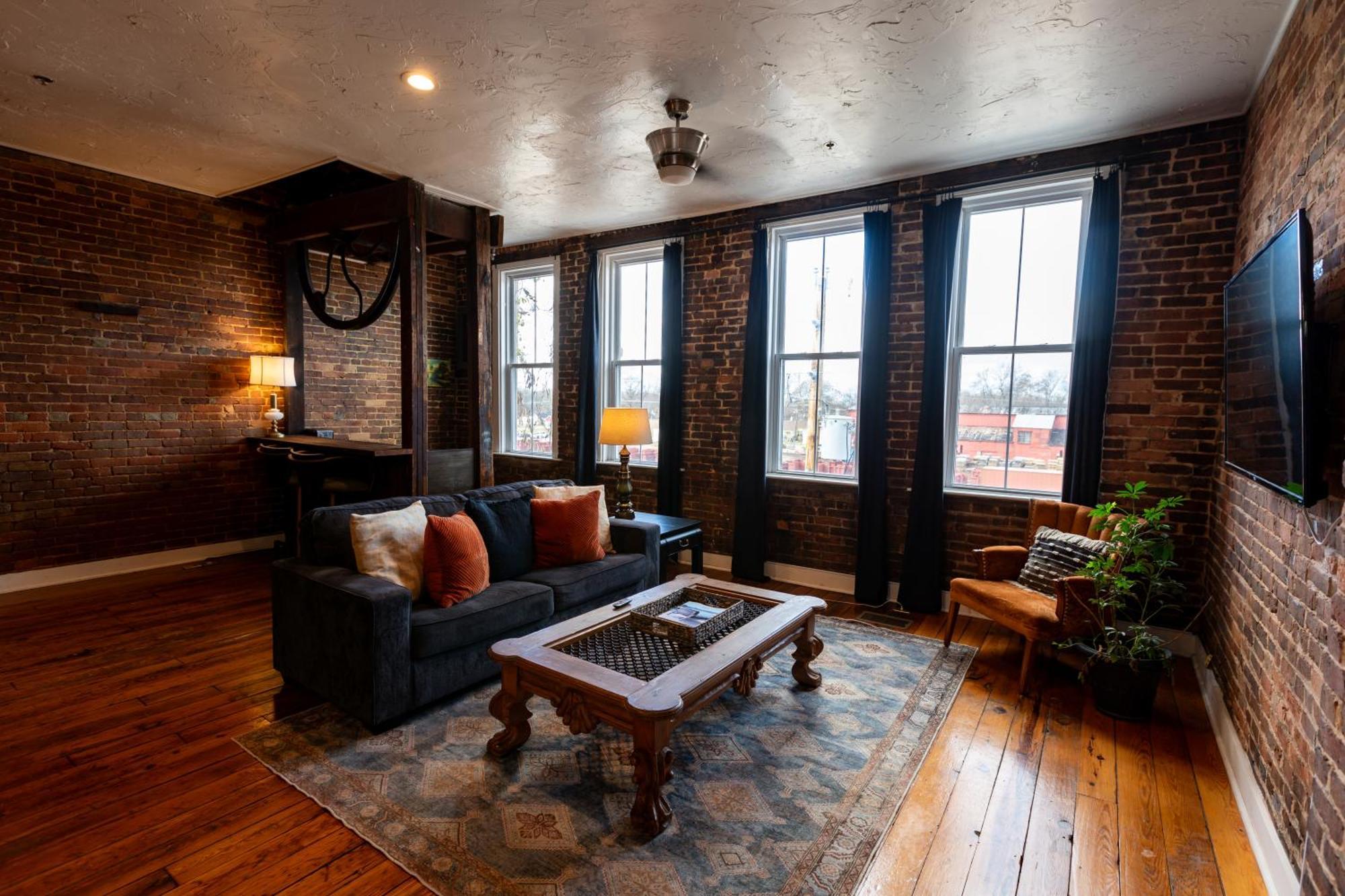 The Two Story Loft Apartment Springfield Bagian luar foto